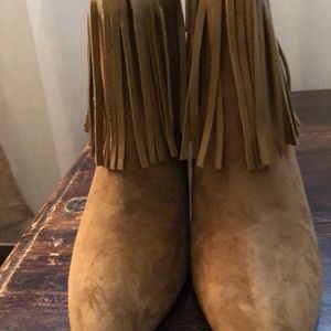 Size 6 tan Halston booties with around satchel